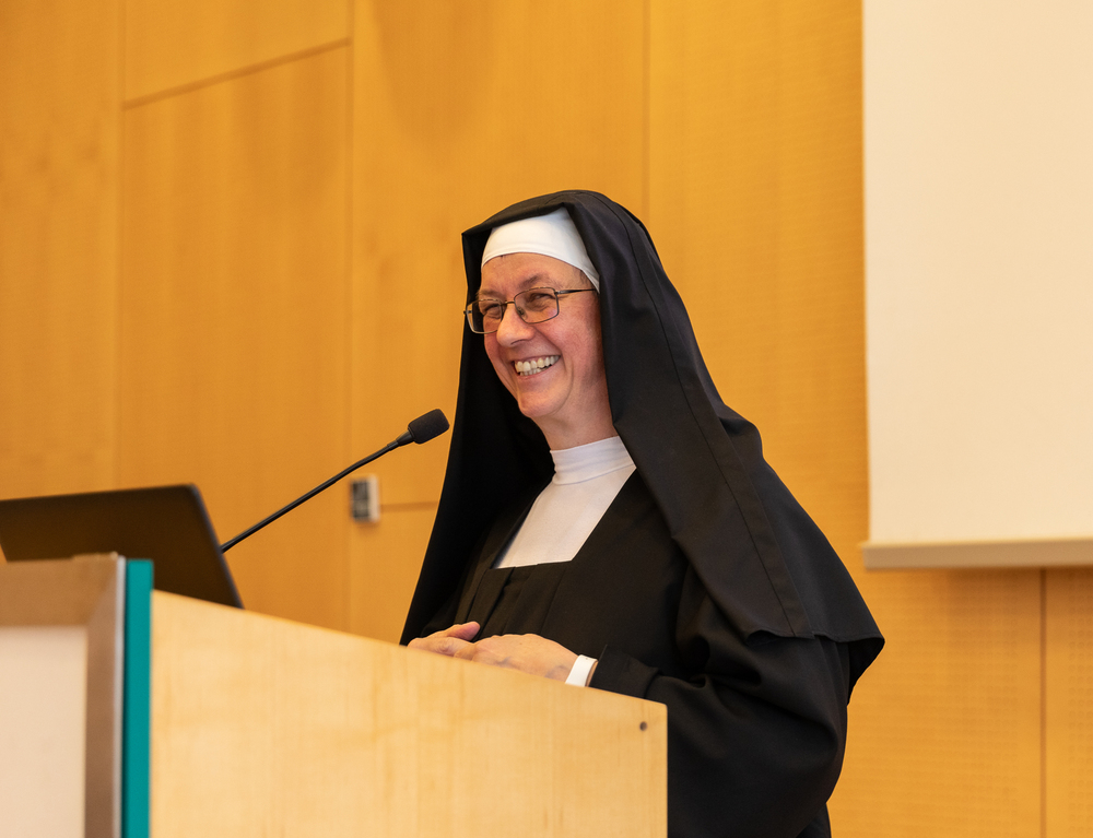 Kunsthistorikerin und Ordensfrau: Sr. Eva Maria Voglhuber freut sich, dass historische Thesenblätter mit der Hilfe von Studierenden gerettet werden konnten. 